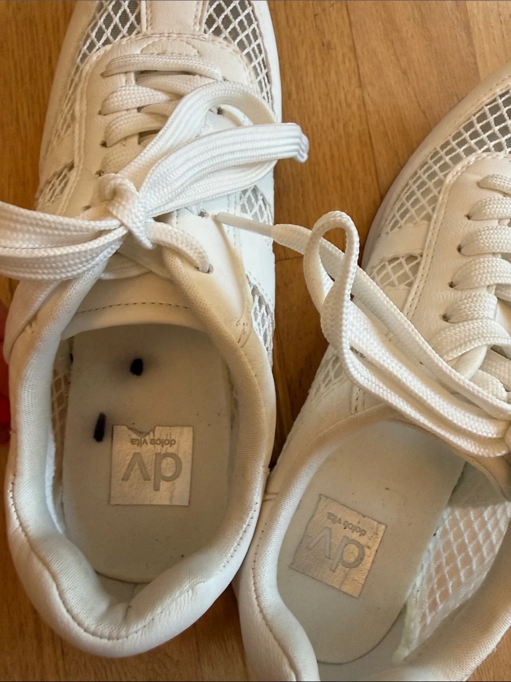 Like New! Dolce Vita Zina Retro Mesh Sneakers w/ Gum Sole, sz 8